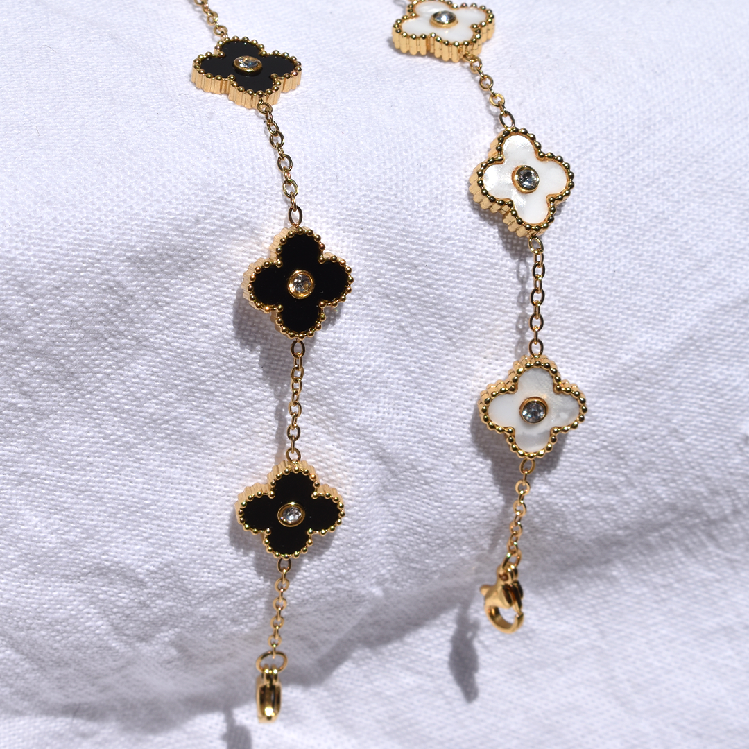 Stainless Steel Classic Flower Cubic Bracelet. Made with high-quality materials, this elegant bracelet adds a touch of sophistication to any outfit. The stunning floral design is sure to turn heads and make a statement.
Material: 316L Stainless Steel, Cubic Zircon, Acrylic
Size: 16cm + 5cm