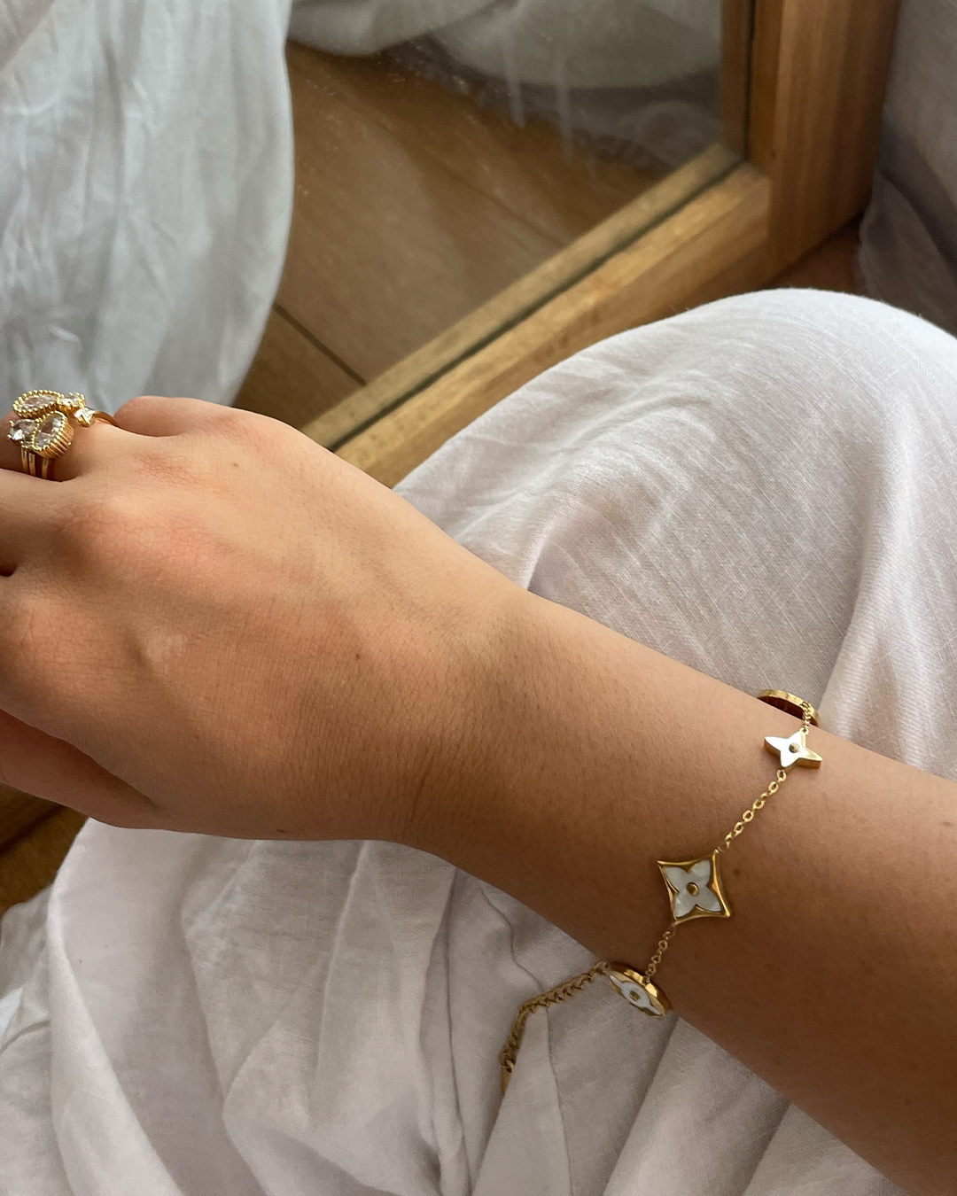 Stainless Steel White Flowers 18K Gold Plated Bracelet. Delicately crafted with luxurious 18K gold plating and adorned with intricate white flowers, it's the perfect statement piece for any outfit. Elevate your wardrobe and embody everyone's favourite style with this stunning bracelet.
Material: Stainless Steel, 18K Gold Plating
Size: 16cm + 5cm(Extension)