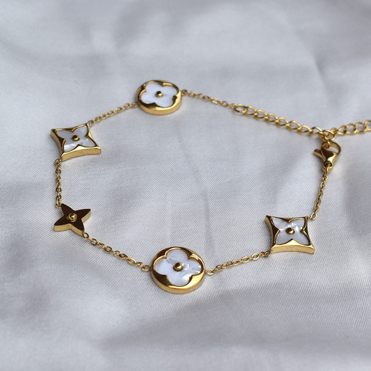 Stainless Steel White Flowers 18K Gold Plated Bracelet. Delicately crafted with luxurious 18K gold plating and adorned with intricate white flowers, it's the perfect statement piece for any outfit. Elevate your wardrobe and embody everyone's favourite style with this stunning bracelet.
Material: Stainless Steel, 18K Gold Plating
Size: 16cm + 5cm(Extension)