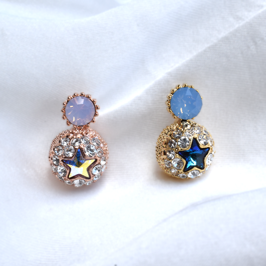 Swarovski Cubics Star Ball Earrings.
Upgrade your style with our stunning Swarovski Cubics Star Ball Earrings. These earrings feature a beautiful star-shaped design with sparkling Cubics that will catch everyone's eye.

Material: Cubic Zirconia, Swarovski stones
Size: 2.5cm
