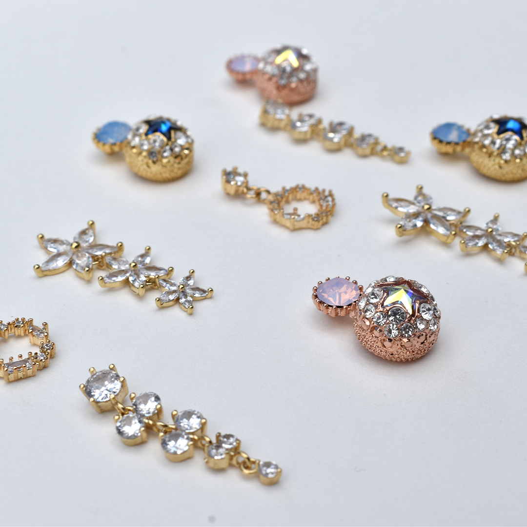 Swarovski Cubics Star Ball Earrings.
Upgrade your style with our stunning Swarovski Cubics Star Ball Earrings. These earrings feature a beautiful star-shaped design with sparkling Cubics that will catch everyone's eye.

Material: Cubic Zirconia, Swarovski stones
Size: 2.5cm
