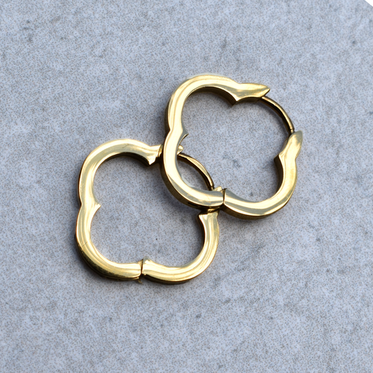Waterproof Gold Plated Stainless Steel Flower Earrings.
Not only are they simple and stylish, but their waterproof design ensures they will last for years to come.&nbsp;

Material: Stainless Steel, 18K Gold Plated
Size: 2cm