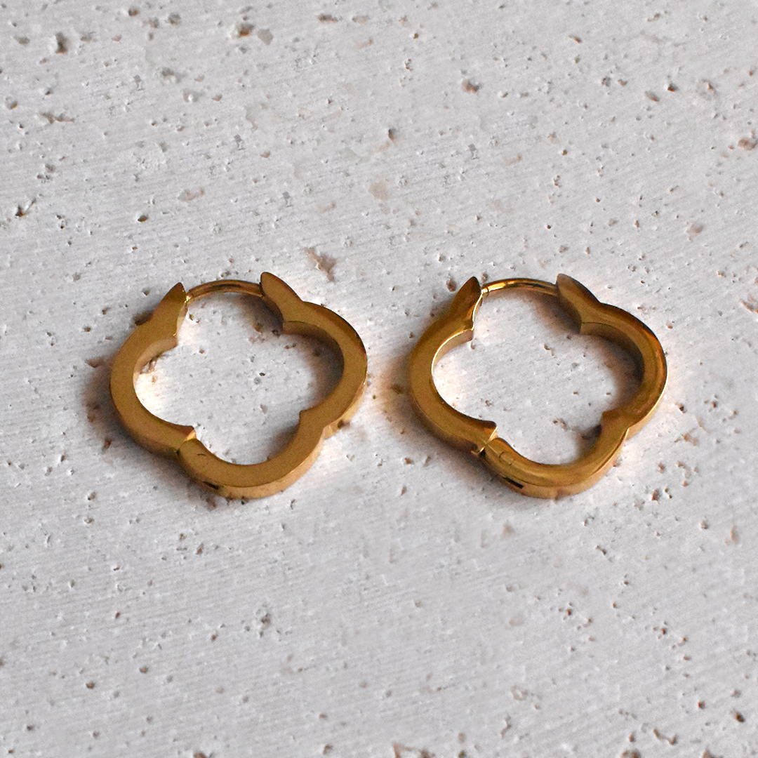 Waterproof Gold Plated Stainless Steel Flower Earrings.
Not only are they simple and stylish, but their waterproof design ensures they will last for years to come.&nbsp;

Material: Stainless Steel, 18K Gold Plated
Size: 2cm