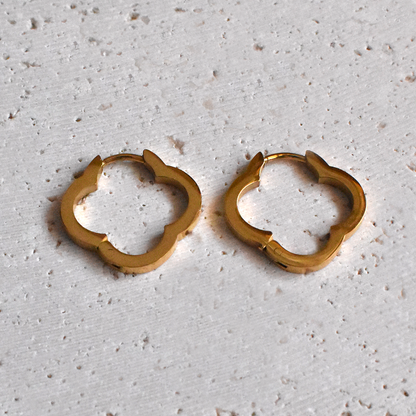 Waterproof Gold Plated Stainless Steel Flower Earrings.
Not only are they simple and stylish, but their waterproof design ensures they will last for years to come.&nbsp;

Material: Stainless Steel, 18K Gold Plated
Size: 2cm