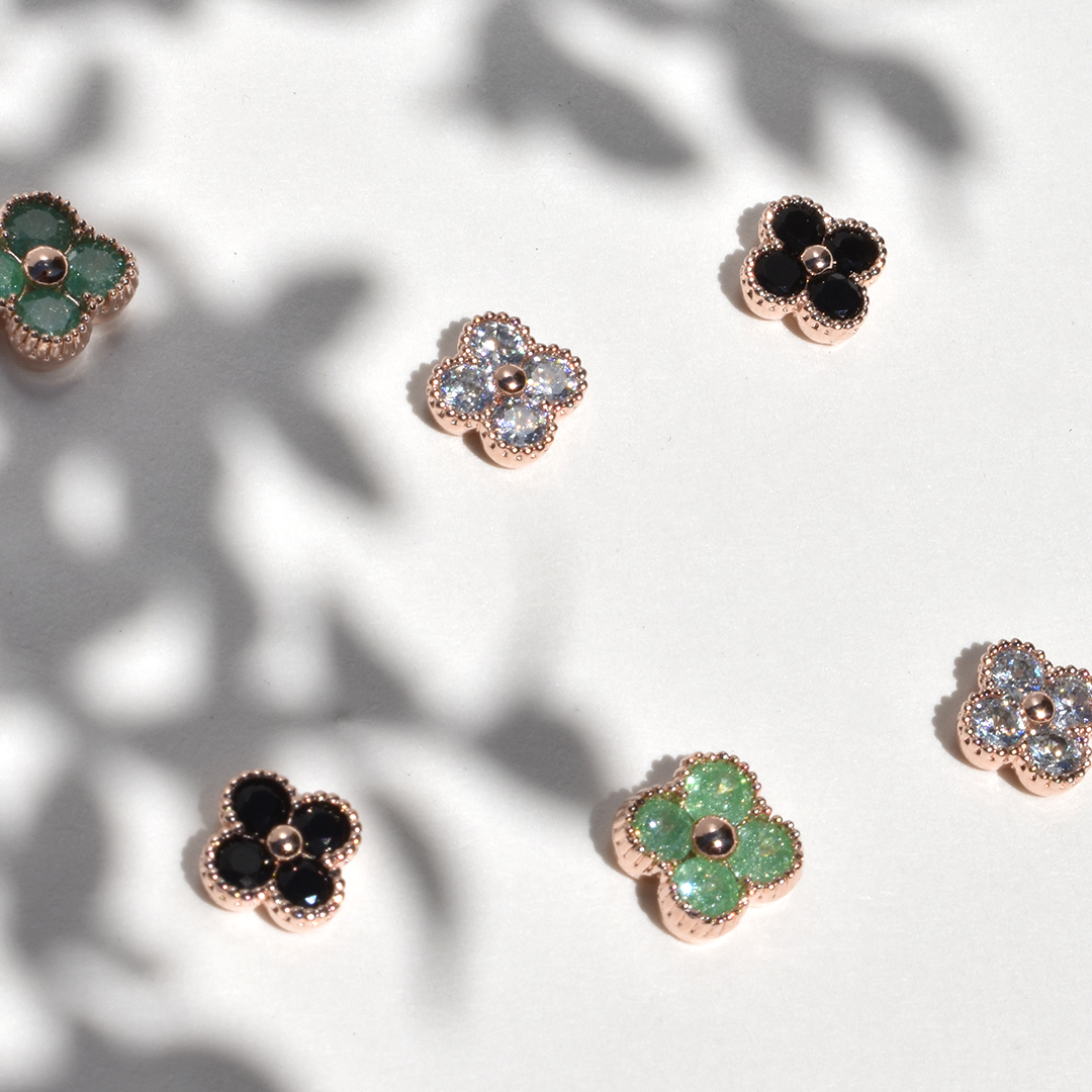 S925 Stud Small Delicate Cubic Four leaves Earrings. Crafted from premium S925 silver, these delicate earrings feature sparkling cubic zirconia stones arranged in the shape of four leaves. These earrings will add a touch of sophistication and luxury to any outfit.

Material: Brass, Roase Gold Plated, Ice Cubic(Green) Stone, Cubic Zirconia
Size: 1cm