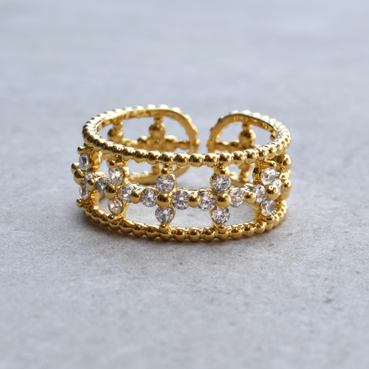 Cubic Zirconia Four Leaves Cuff Ring.
This stunning piece features four intricate leaves adorned with sparkling cubic zirconia stones. Perfect for nature lovers and those who appreciate fine jewellery.

Material: Brass, 16k Gold Plated, Water resistant
Size: Open Ring