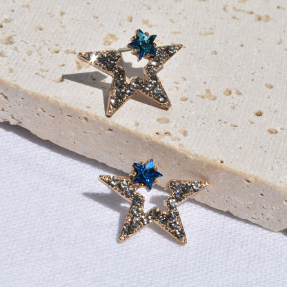 Sparkle Double Cubics Star Earrings.
These dazzling earrings feature double-sized stars that will make you shine and stand out in any crowd. Perfect for adding a touch of glamour and sparkle to your day, these earrings are sure to make you feel like a true star!

Material: Brass, Cubics&nbsp;
Size: 2cm + 1.5cm