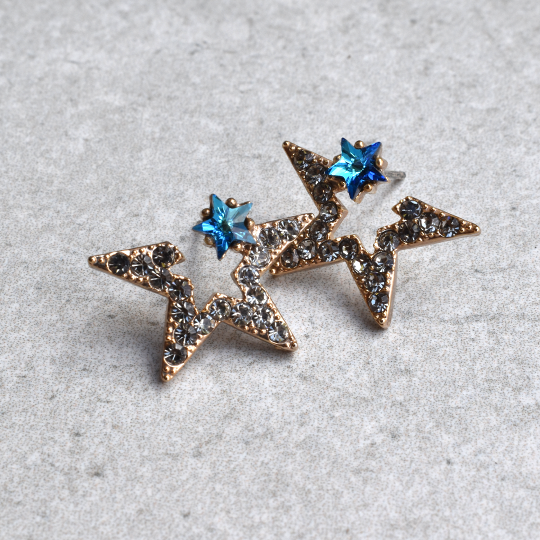 Sparkle Double Cubics Star Earrings.
These dazzling earrings feature double-sized stars that will make you shine and stand out in any crowd. Perfect for adding a touch of glamour and sparkle to your day, these earrings are sure to make you feel like a true star!

Material: Brass, Cubics&nbsp;
Size: 2cm + 1.5cm