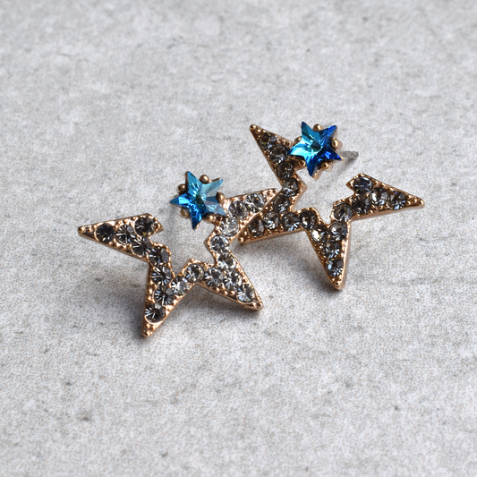 Sparkle Double Cubics Star Earrings.
These dazzling earrings feature double-sized stars that will make you shine and stand out in any crowd. Perfect for adding a touch of glamour and sparkle to your day, these earrings are sure to make you feel like a true star!

Material: Brass, Cubics&nbsp;
Size: 2cm + 1.5cm