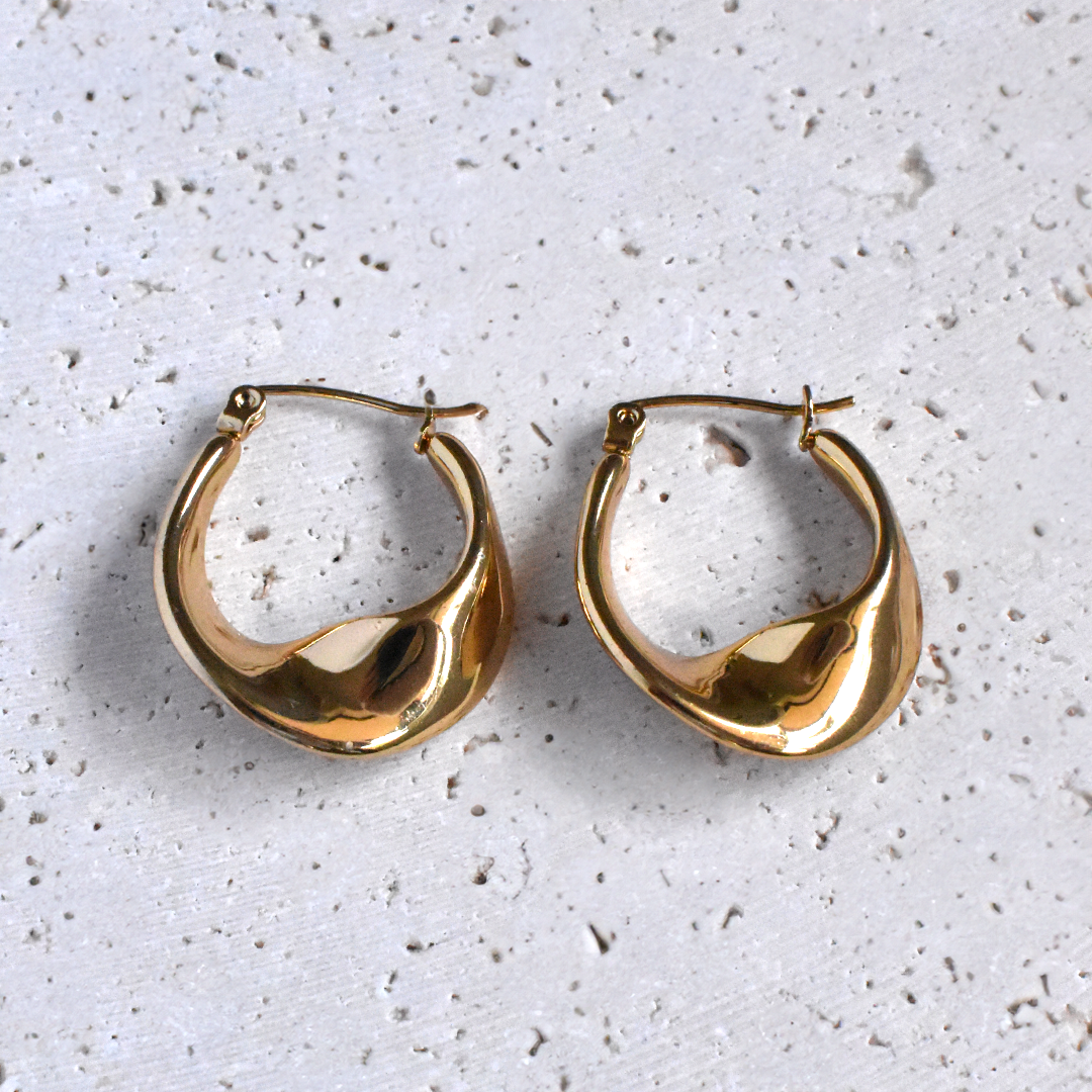 Stainless Steel 18K Gold Plated Bold Hoop Earrings. The unique design showcases the durability of stainless steel and the luxury of 18K gold plating. Wave your day, Chic everyday!

Material: Stainless Steel, Waterproof, 18K Gold Plated
Size: 2.5cm