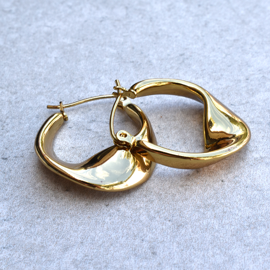 Stainless Steel 18K Gold Plated Bold Hoop Earrings. The unique design showcases the durability of stainless steel and the luxury of 18K gold plating. Wave your day, Chic everyday!

Material: Stainless Steel, Waterproof, 18K Gold Plated
Size: 2.5cm