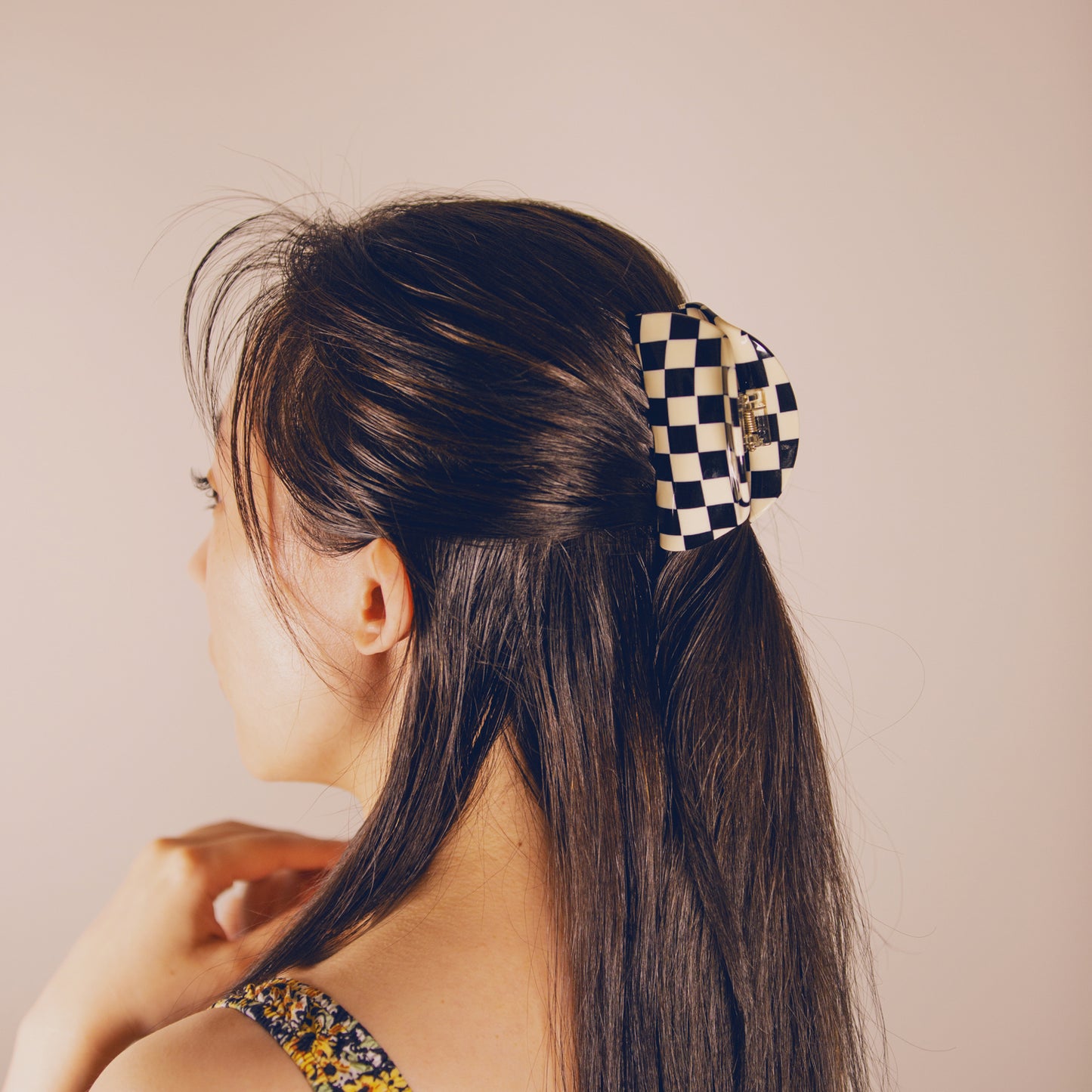 CHECKER ROUND CUT HAIR CLAW